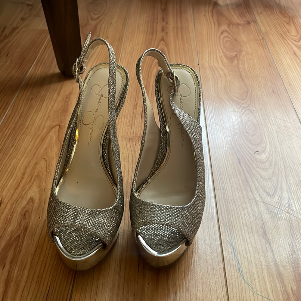 Jessica Simpson hold platform heels